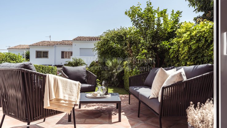 Charming house in gated community with 24- hours security - Town House for sale in Parcelas del Golf, Nueva Andalucia