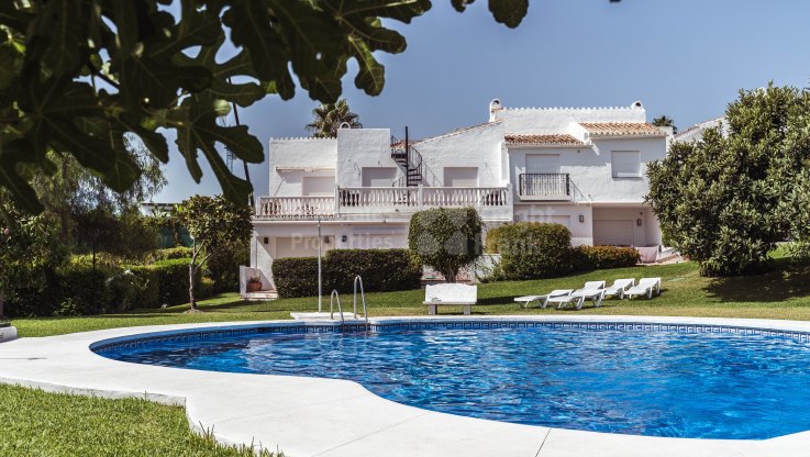 Terrain de golf en première ligne avec vue sur la mer - Maison de Ville à vendre à Parcelas del Golf, Nueva Andalucia