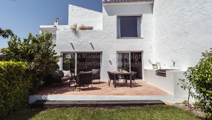 Encantadora casa en comunidad cerrada con vigilancia - Adosado en venta en Parcelas del Golf, Nueva Andalucia