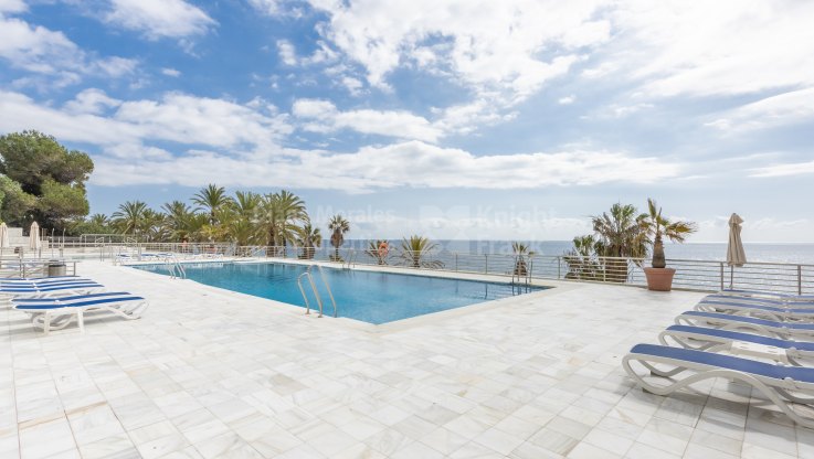 Apartamento en venta en un complejo frente al mar - Apartamento en venta en Marina Mariola, Marbella Milla de Oro