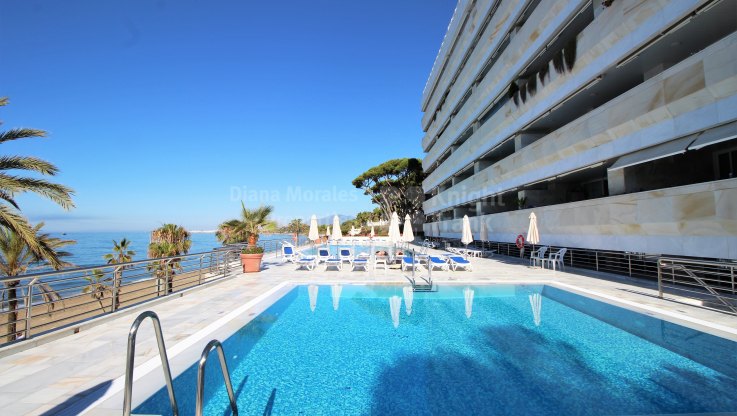 Wohnung zu verkaufen in einer Anlage direkt am Strand - Wohnung zum Verkauf in Marina Mariola, Marbella Goldene Meile