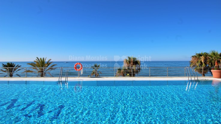 Appartement à vendre dans un complexe en bord de mer - Appartement à vendre à Marina Mariola, Marbella Golden Mile