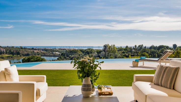 Contemporary frontline golf living - Villa for sale in Los Flamingos Golf, Benahavis