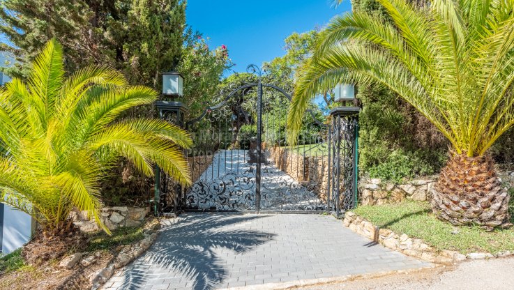 Villa with great potential for sale In Hacienda Las Chapas - Villa for sale in Hacienda las Chapas, Marbella East