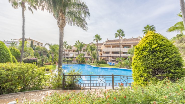 Apartamento dentro de una comunidad prestigiosa y segura - Apartamento Planta Baja en venta en Albatross Hill, Nueva Andalucia