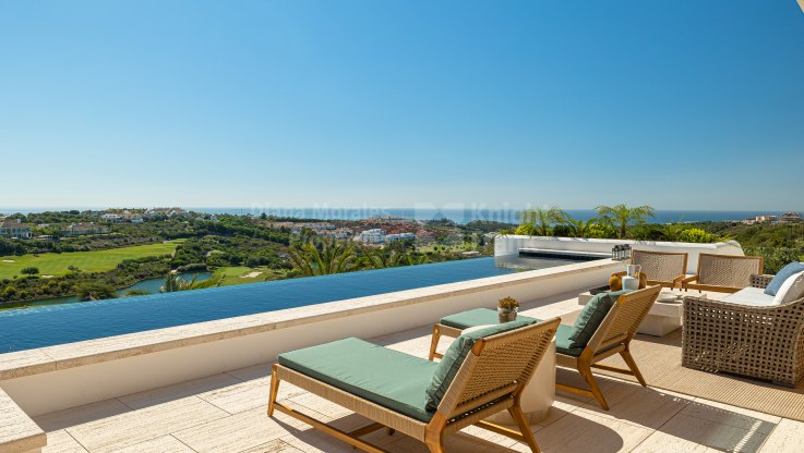 Villa moderna en complejo con seguridad 24 horas y vistas panorámicas - Villa en venta en Finca Cortesin, Casares