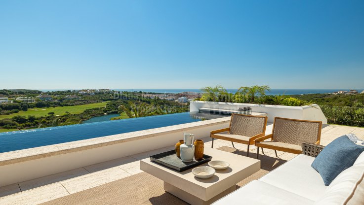 Villa moderna en complejo con seguridad 24 horas y vistas panorámicas - Villa en venta en Finca Cortesin, Casares