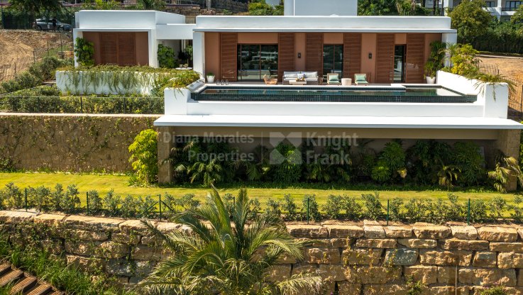 Modern villa in complex with 24 hours security and panoramic views - Villa for sale in Finca Cortesin, Casares