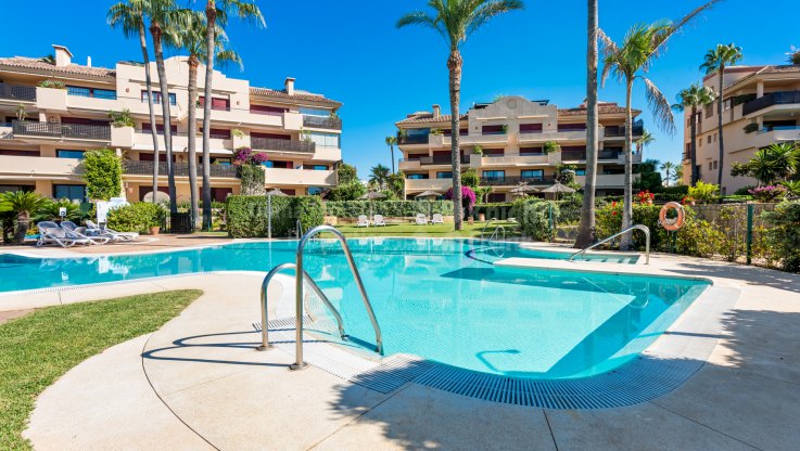 Increíble apartamento en complejo de lujo frente al mar - Apartamento en venta en Costalita del Mar, Estepona