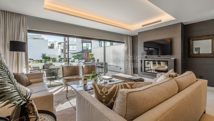 Luxurious modern townhouse in beachfront complex - Town House for sale in New Golden Mile, Estepona