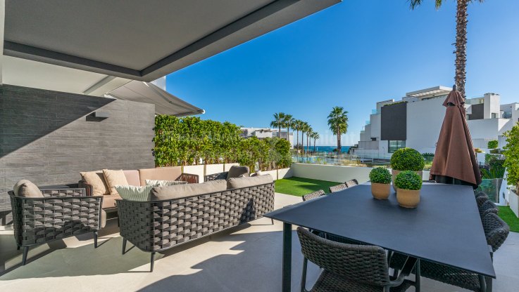 Luxuriöses modernes Stadthaus in einer Anlage direkt am Strand - Reihenhaus zum Verkauf in New Golden Mile, Estepona
