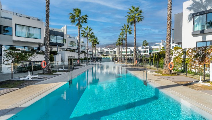 New Golden Mile, Luxuriöses modernes Stadthaus in einer Anlage direkt am Strand
