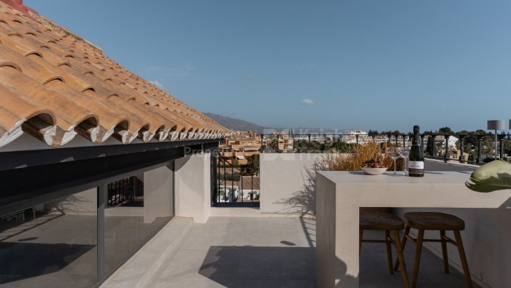Villa en Nueva Andalucía con vistas a la montaña y el mar - Villa en venta en Nueva Andalucia