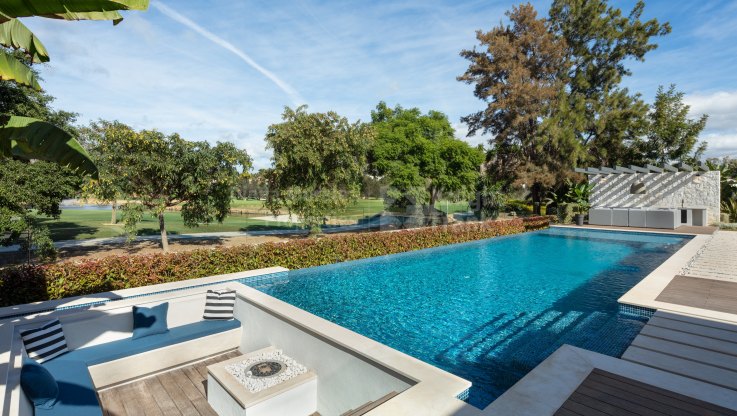 Zeitgenössische Design-Villa in erster Linie des Golfplatzes - Villa zum Verkauf in Las Brisas, Nueva Andalucia