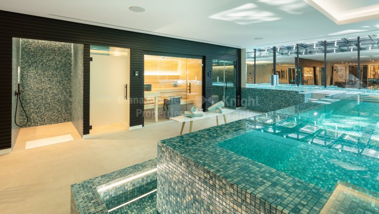 Contemporary design villa in first line of golf - Villa for sale in Las Brisas, Nueva Andalucia