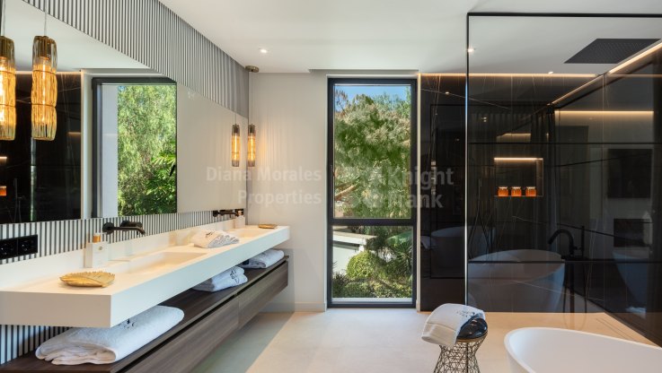 Zeitgenössische Design-Villa in erster Linie des Golfplatzes - Villa zum Verkauf in Las Brisas, Nueva Andalucia