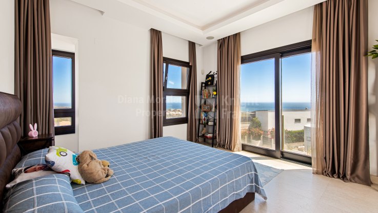 Villa contemporánea con vistas panorámicas al mar - Villa en venta en Los Altos de los Monteros, Marbella Este