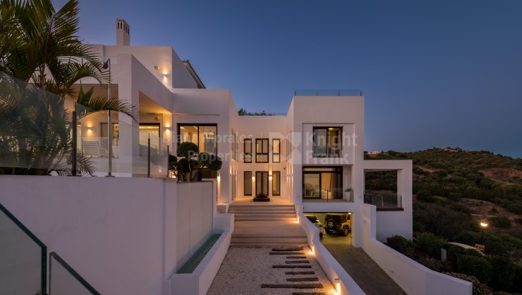 Moderne Villa mit Panoramablick auf das Meer, spektakuläre Sonnenaufgänge und Sonnenuntergänge. - Villa zum Verkauf in Los Altos de los Monteros, Marbella Ost