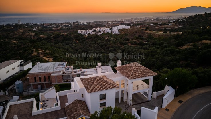 Villa contemporánea con vistas panorámicas al mar - Villa en venta en Los Altos de los Monteros, Marbella Este