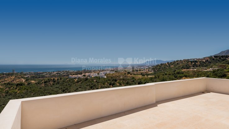Moderne Villa mit Panoramablick auf das Meer, spektakuläre Sonnenaufgänge und Sonnenuntergänge. - Villa zum Verkauf in Los Altos de los Monteros, Marbella Ost