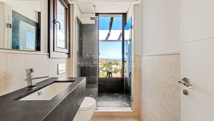 Villa moderne avec des vues panoramiques sur la mer, des levers et couchers de soleil spectaculaires. - Villa à vendre à Los Altos de los Monteros, Marbella Est