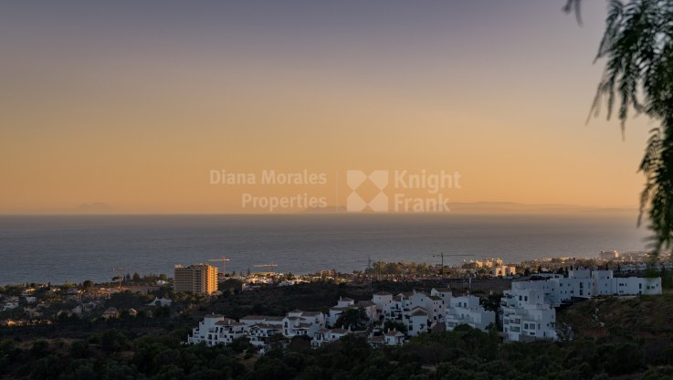 Современная вилла с панорамным видом на море, впечатляющими восходами и закатами. - Вилла на продажу в Los Altos de los Monteros, Восточная Марбелья