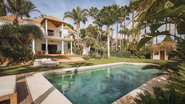 Encantadora villa en Río Real con vistas al mar - Villa en venta en Rio Real, Marbella Este