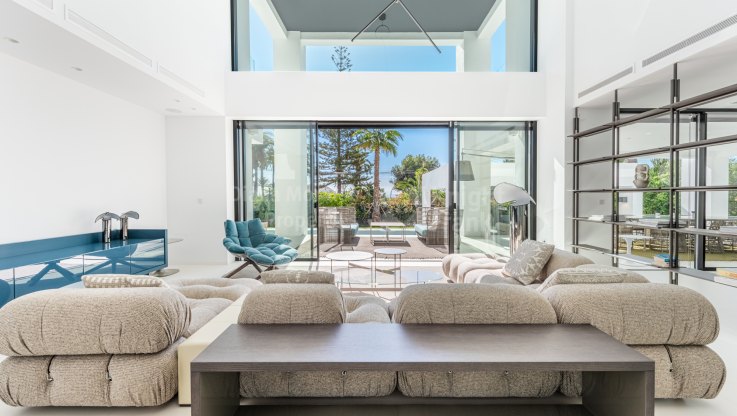 Villa moderna a estrenar en segunda linea de playa - Villa en venta en Cortijo Blanco, San Pedro de Alcantara