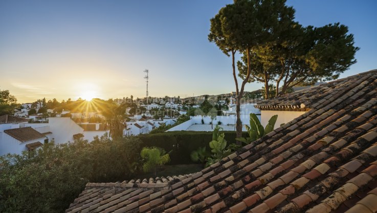 Maison dans une urbanisation clôturée à proximité du terrain de golf - Villa à vendre à Marbella Country Club, Nueva Andalucia