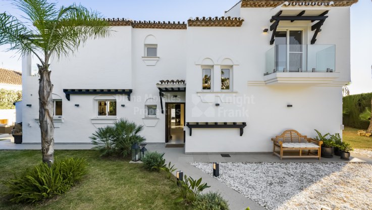 House in fenced urbanisation close to the golf course - Villa for sale in Marbella Country Club, Nueva Andalucia
