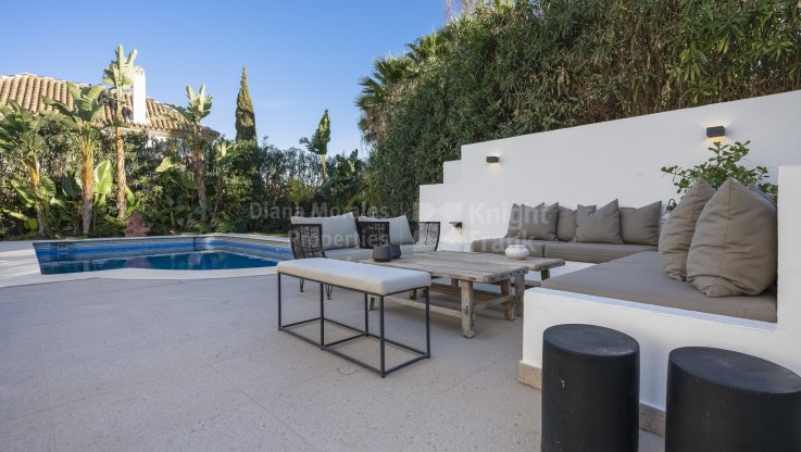 Casa en urbanización vallada cerca del golf - Villa en venta en Marbella Country Club, Nueva Andalucia