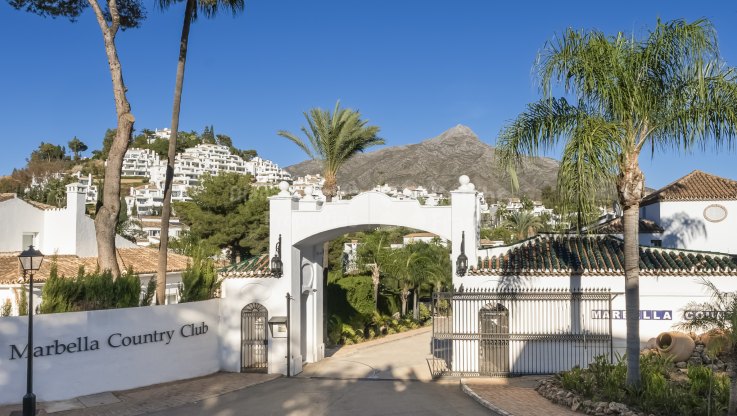 Casa en urbanización vallada cerca del golf - Villa en venta en Marbella Country Club, Nueva Andalucia
