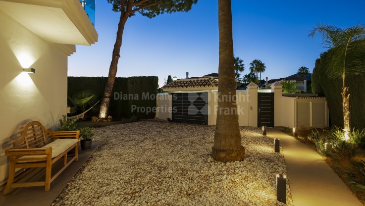 Maison dans une urbanisation clôturée à proximité du terrain de golf - Villa à vendre à Marbella Country Club, Nueva Andalucia