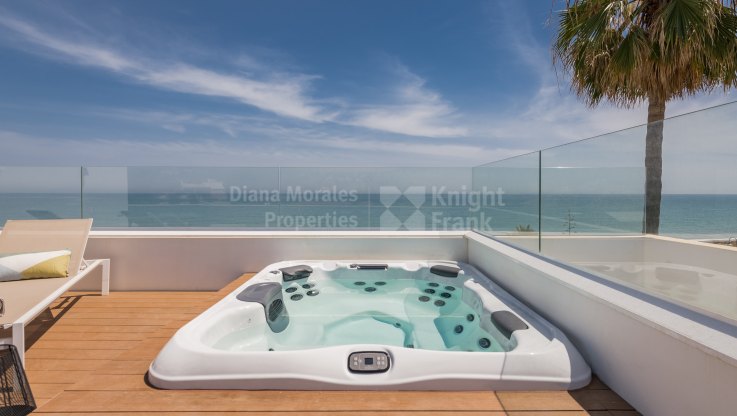 Villa de alta calidad en primera línea de playa - Villa en venta en El Saladillo, Estepona