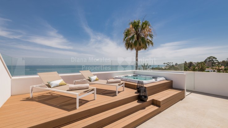 Villa de alta calidad en primera línea de playa - Villa en venta en El Saladillo, Estepona