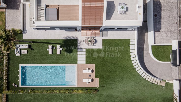 Hochwertige Strandvilla in erster Reihe - Villa zum Verkauf in El Saladillo, Estepona