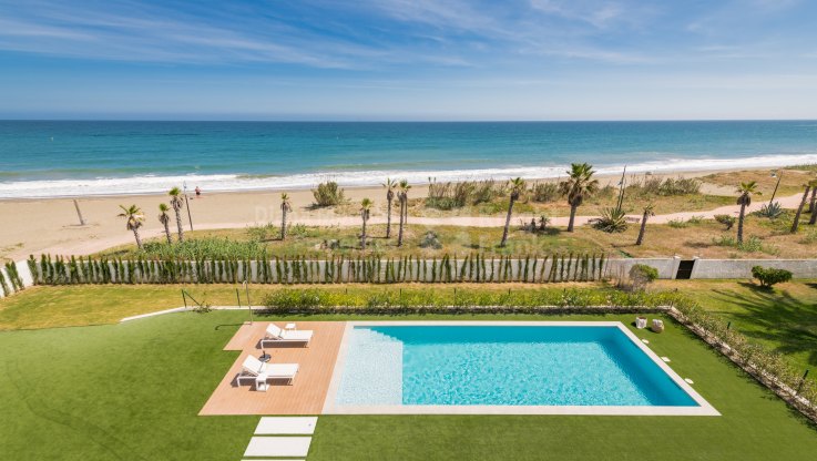 High-grade frontline beach villa - Villa for sale in El Saladillo, Estepona