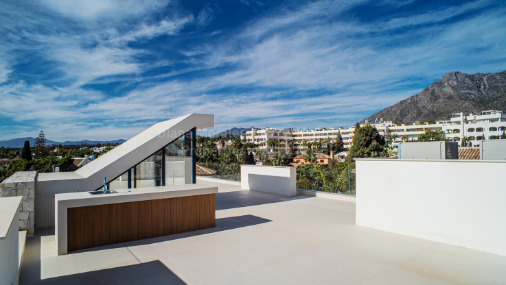 Villa moderna a un paso de la playa - Villa en venta en Casablanca, Marbella Milla de Oro