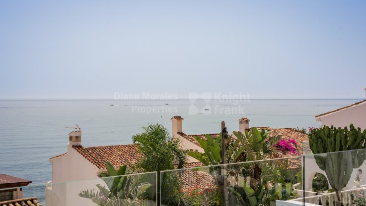 Chalet totalmente reformado en complejo frente al mar - Villa en venta en Estepona Playa, Estepona