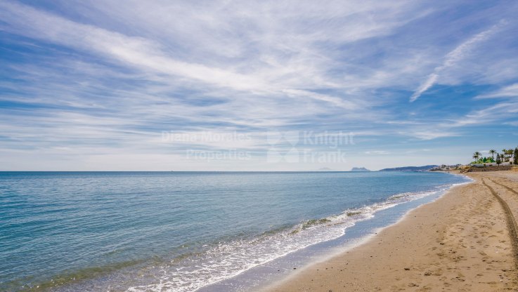 Frontline beach villa en Estepona playa - Villa for sale in Estepona Playa, Estepona