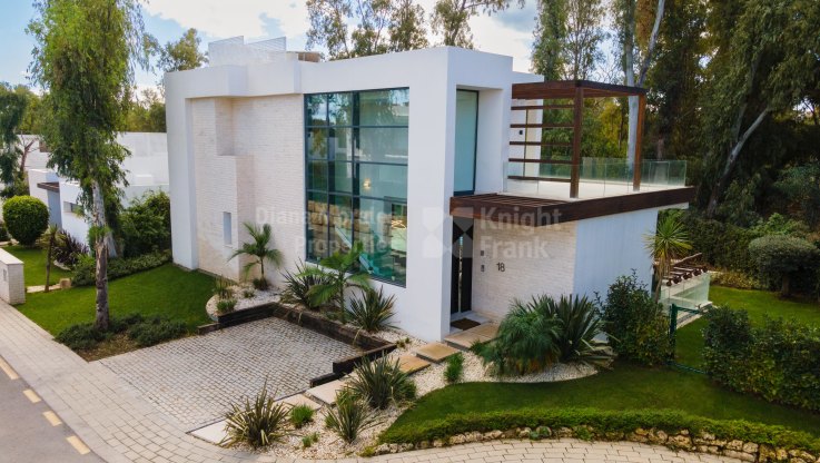 Casa moderna en urbanización vallada - Villa en venta en Arboleda, Estepona