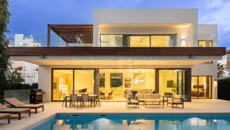 Casa moderna en urbanización vallada - Villa en venta en Arboleda, Estepona