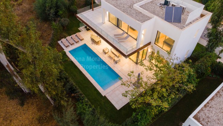 Modernes Haus in geschützter Wohnanlage - Villa zum Verkauf in Arboleda, Estepona