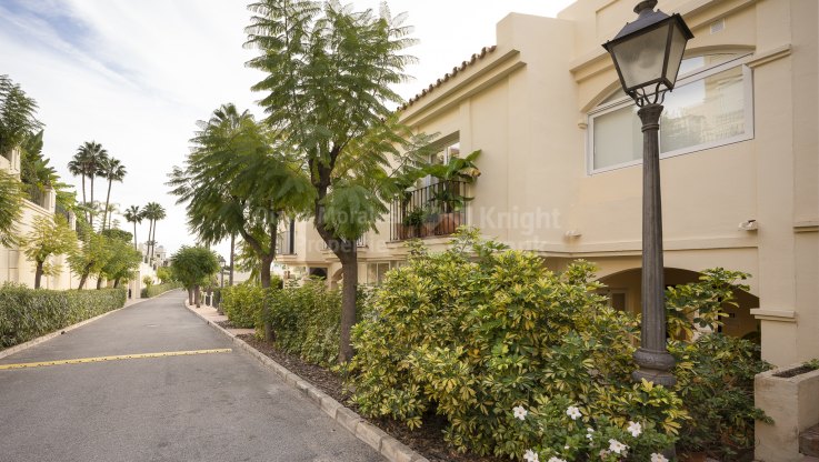 Stadthaus mit Blick auf den Golfplatz - Reihenhaus zum Verkauf in La Quinta Hills, Benahavis