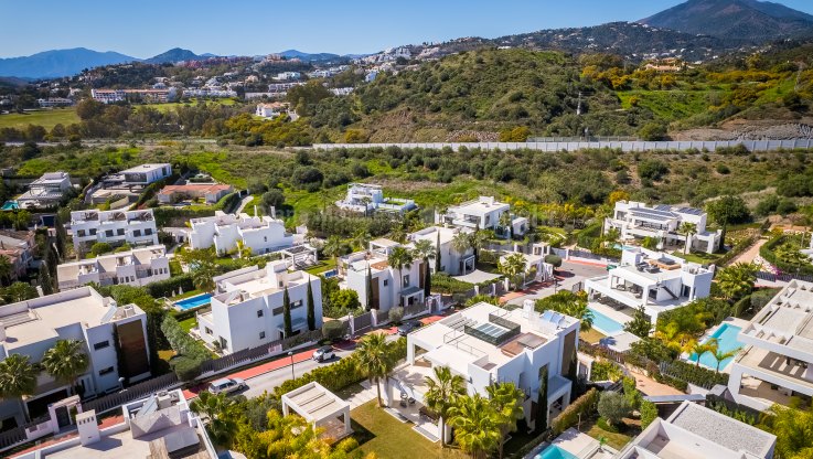 Modern villa in a gated community - Villa for sale in Nueva Andalucia