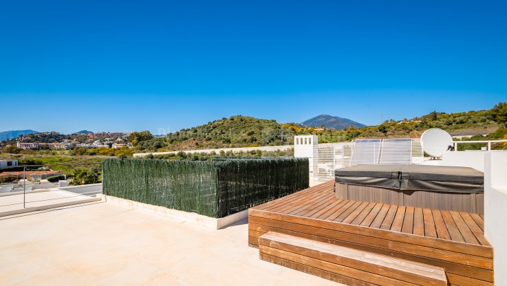 Modern villa in a gated community - Villa for sale in Nueva Andalucia