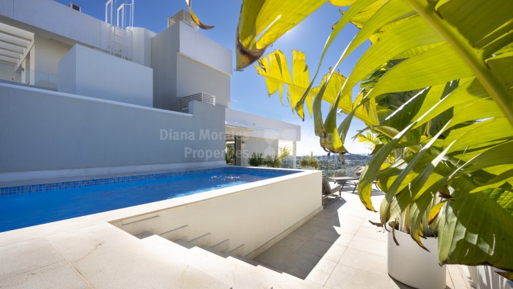 Luxurious duplex penthouse with stunning views and private heated pool - Duplex Penthouse for sale in La Morelia de Marbella, Nueva Andalucia
