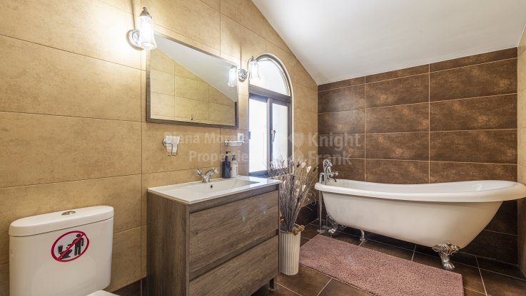 Finca con dos villas independientes y huerto de naranjos en la zona de Estepona - Villa en venta en Sotoserena, Estepona