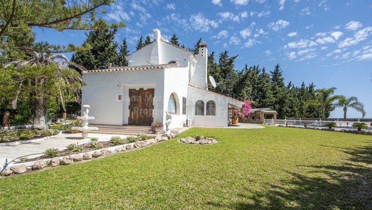 Finca con dos villas independientes y huerto de naranjos en la zona de Estepona - Villa en venta en Sotoserena, Estepona