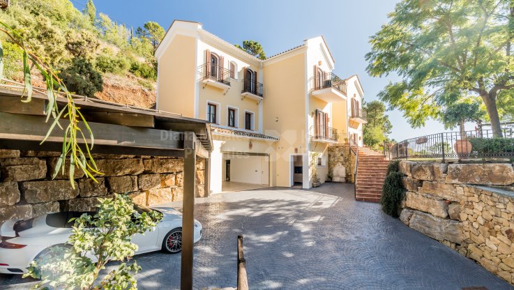 Spacious family retreat in prestigious El Madroñal community - Villa for sale in El Madroñal, Benahavis